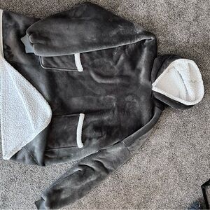 Cozy Gray Sherpa-Lined Hoodie Blanket